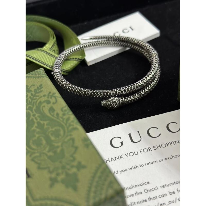 G*u*i bracelets